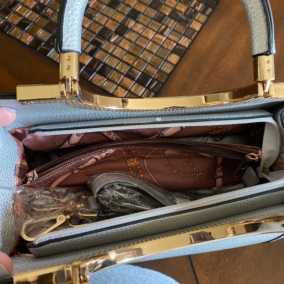 Brand new, beautiful silver purse with adjustable and detachable shoulder strap. - Picture 2 of 6